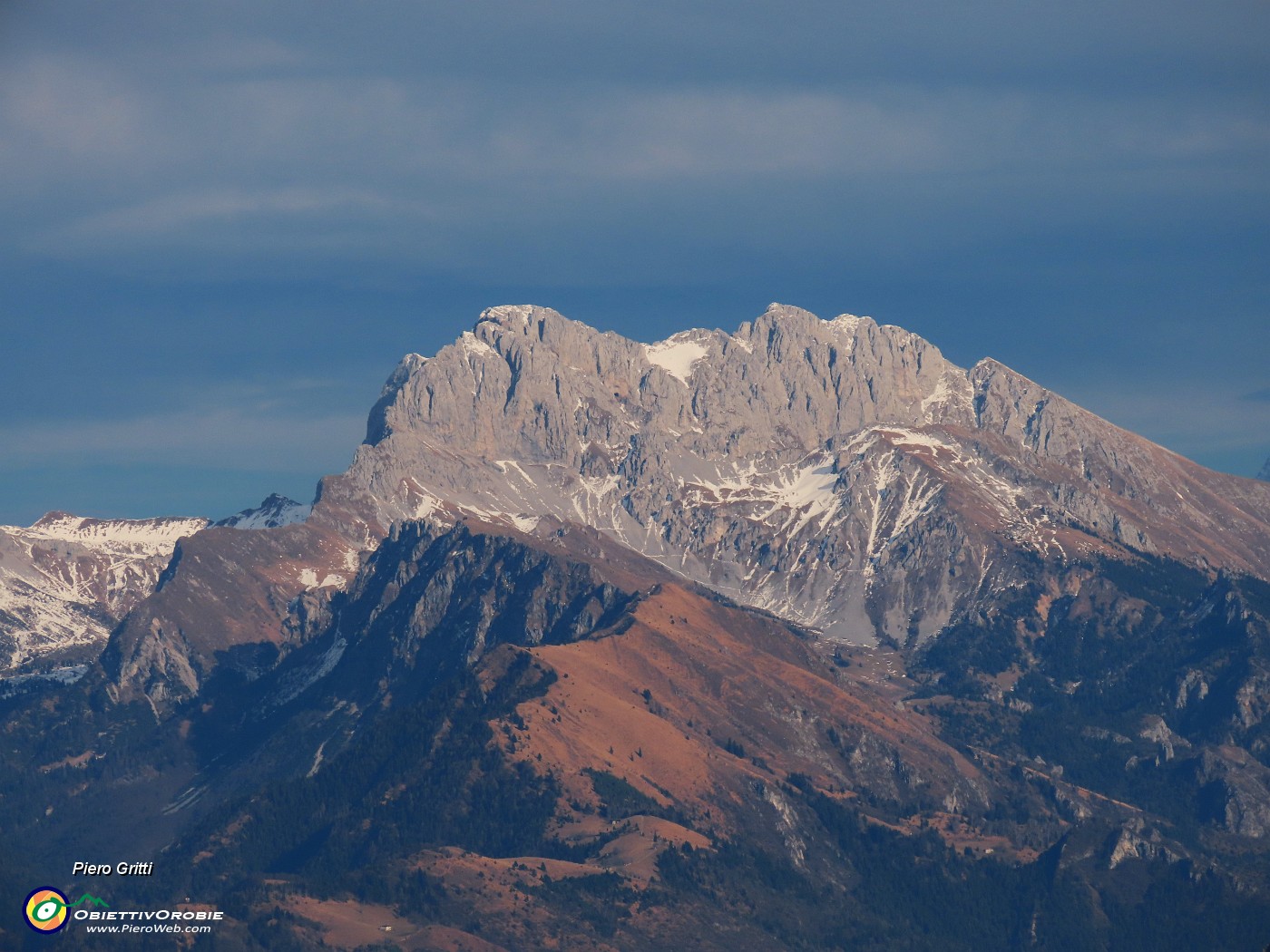 39 Dalla vetta del Poieto zoom in Presolana.JPG